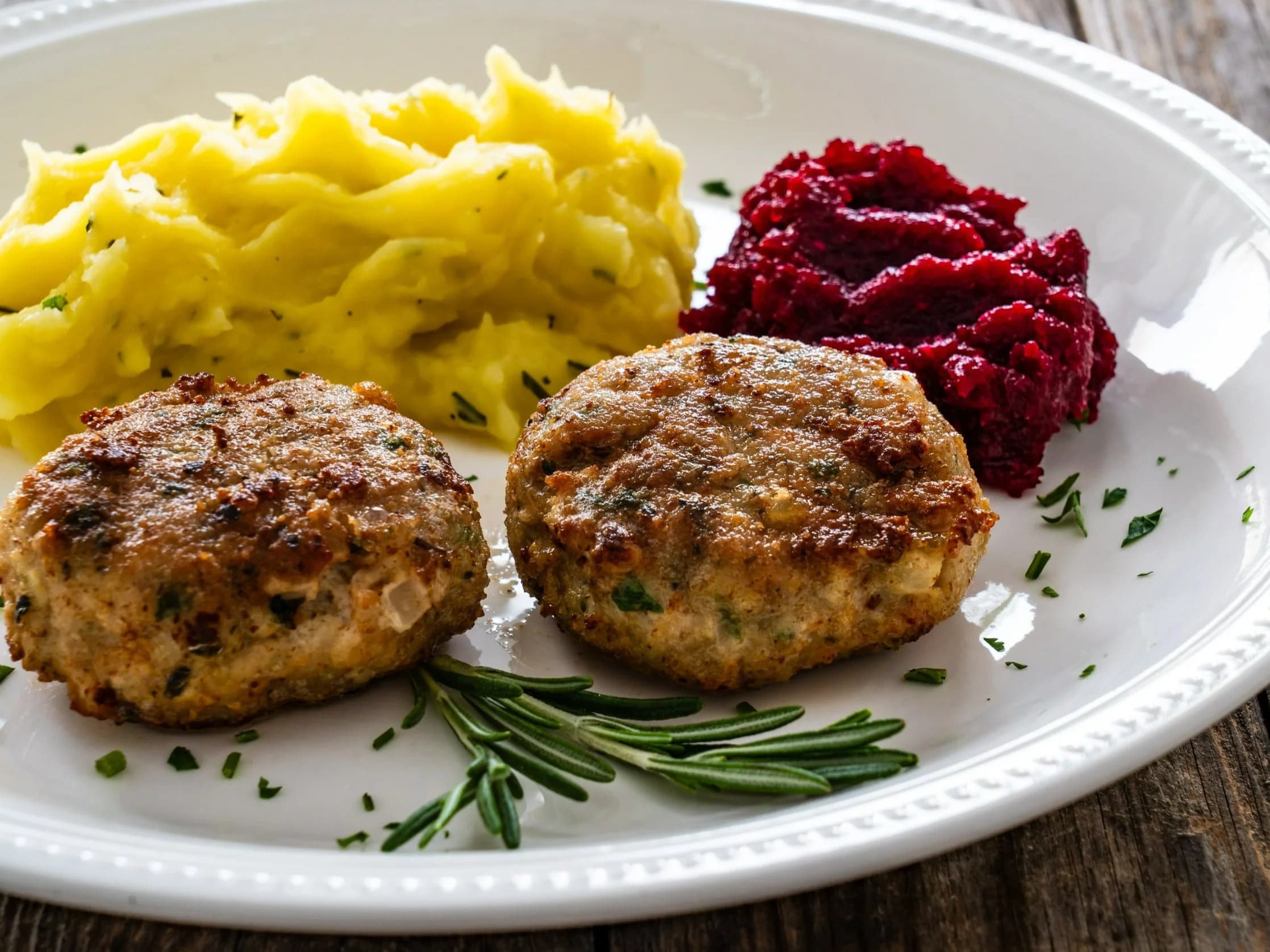 Kotlet mielony z puree i buraczkami