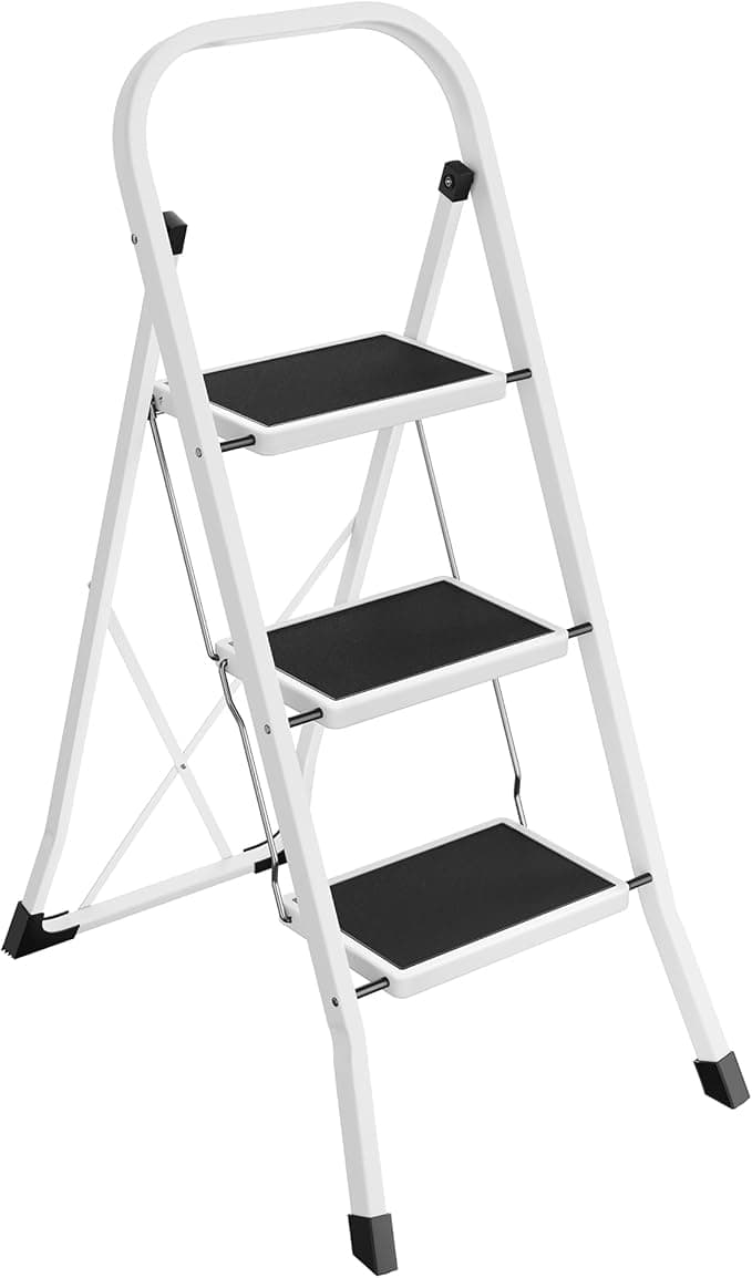 SONGMICS Drabina schodkowa, drabina z 3 stopniami, składane zabezpieczenie, łatwa do przechowywania, obciążenie do 150 kg, biała